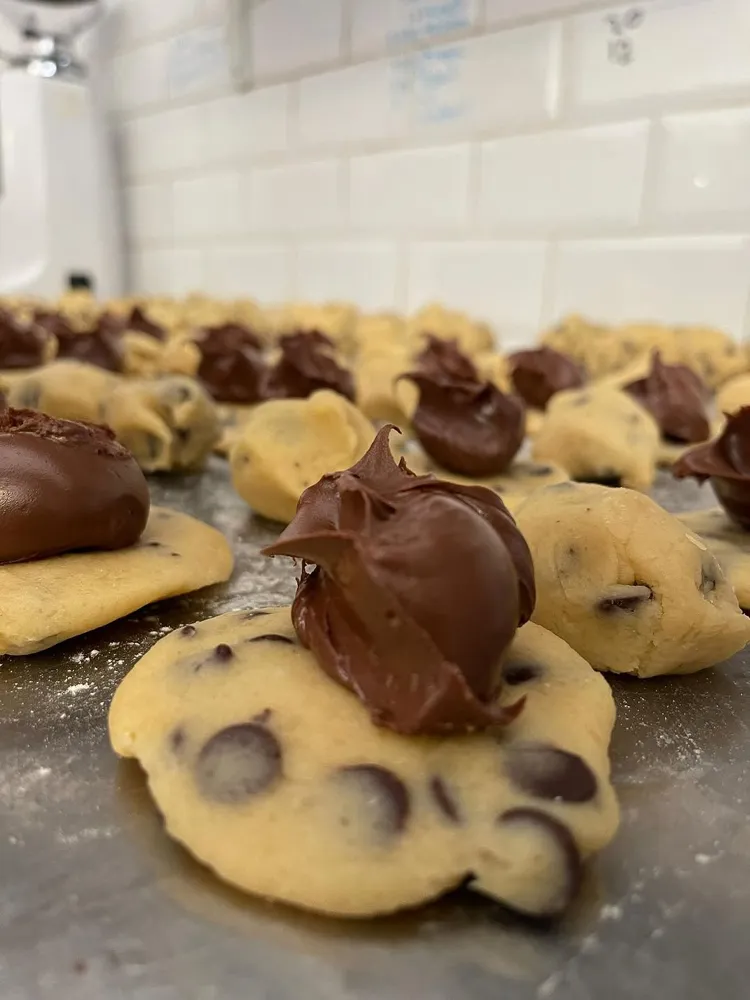 Cookies con pepitas de chocolate recién horneadas, cubiertas de chocolate